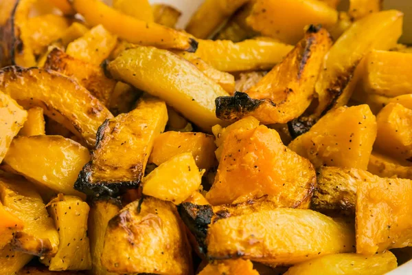 Bir kurumsal etkinlik gala yemeği ziyafette catering için taze pişmiş kabak butternut büyük kase