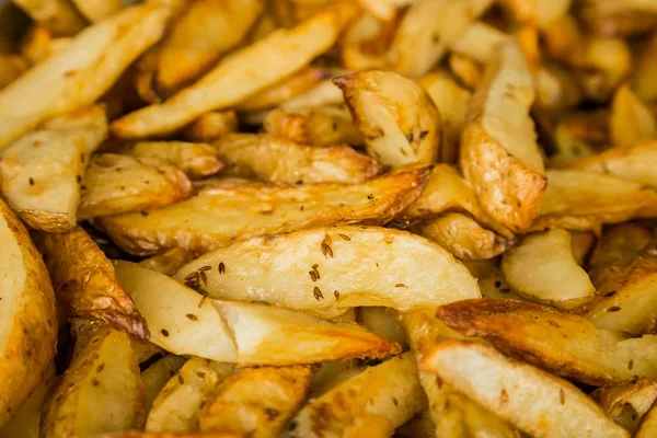 Bir kurumsal etkinlik gala yemeği ziyafette catering için taze pişmiş patates dilimleri büyük kase