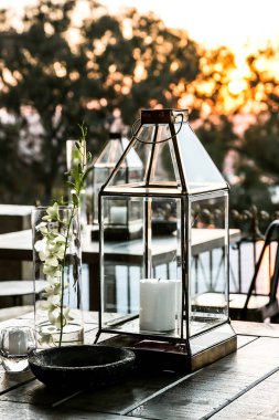 Mumlar ve cam fener açık dekor için kurumsal olay veya gala yemeği altında görüntüleme