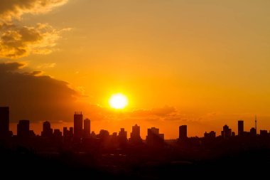 Kentsel şehir manzaralı binaların Silhouetted yüksek doğmak batımında Johannesburg Güney Afrika 