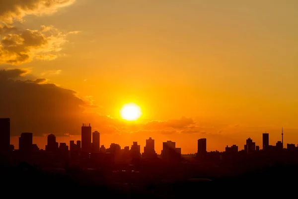 南アフリカのヨハネスブルグで夕暮れ Silhouetted 高層ビルの都市景観 — ストック写真