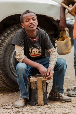 Doğruca kameraya bakarak Ayakkabı Parlatıcı çocukken sokakta, çalışma Addis Ababa, Etiyopya, 27 Ocak 2014, Genç Genç