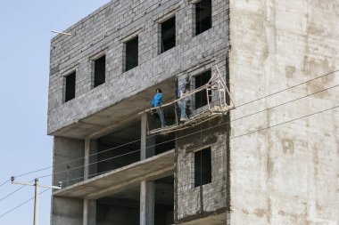 Addis Ababa, Etiyopya, 30 Ocak 2014, inşaat işçileri bir asma iskele üzerinde