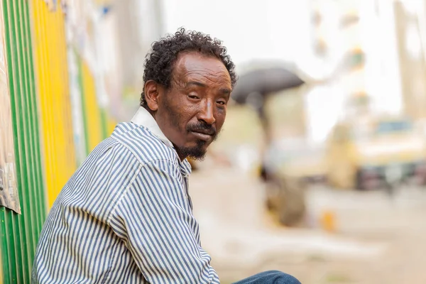 Addis Ababa Etiópia Janeiro 2014 Homem Africano Sentado Esquina Rua — Fotografia de Stock