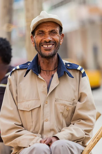 Addis Ababa Etiópia Janeiro 2014 Happy African Man Sitting Street — Fotografia de Stock