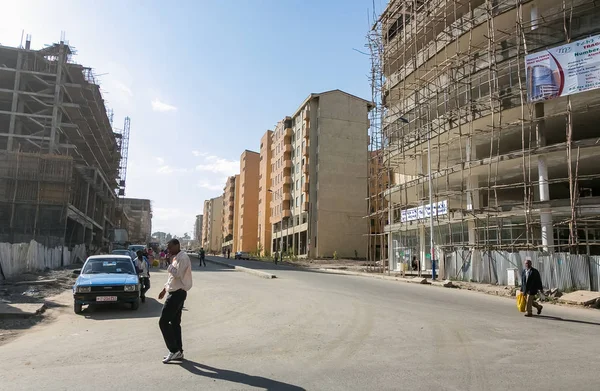 Addis Ababa, Etiyopya, 30 Ocak 2014, Afrika adam sakin bir şehirde sokak yürüyüş