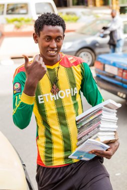 Addis Ababa, Etiyopya, 27 Ocak 2014, Genç Arapça şehrin sokak üzerinde satan kitaplar dostum