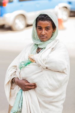 Addis Ababa, Etiyopya, 27 Ocak 2014, kadın kameraya bakıyor bebek ile