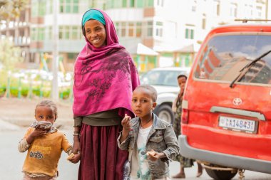 Addis Ababa, Addis Ababa, Etiyopya, 27 Ocak 2014, anne ve iki çocuk üzerinde sessiz bir şehir sokak bir aperatif, 27 Ocak 2014 tadını çıkarırken elele,