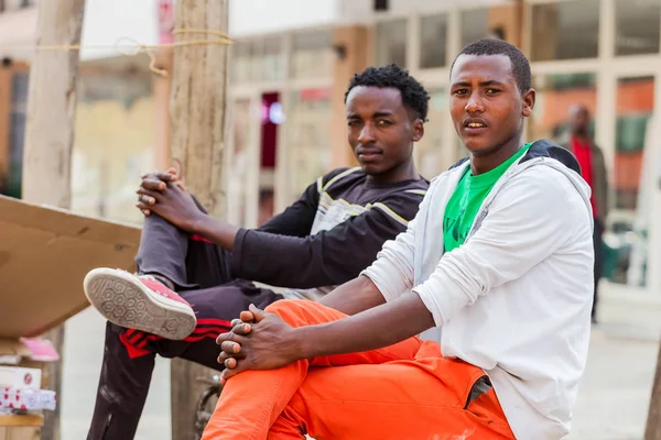 Addis Ababa, Etiyopya, 27 Ocak 2014, iki genç adam köşe başında rahatlatıcı
