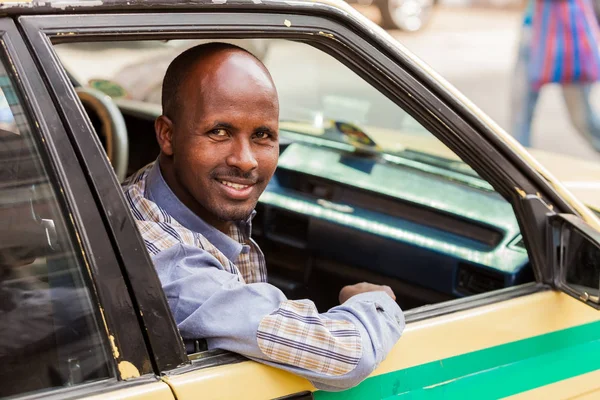 Addis Ababa, Etiyopya, 27 Ocak 2014, mutlu Afrika bir takside oturan doğruca kameraya gülümseyen adam