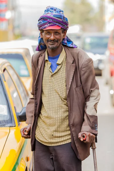 Koltuk değneği kullanarak ve kameraya gülümseyen Addis Ababa, Etiyopya, 27 Ocak 2014, eski Arapça adam
