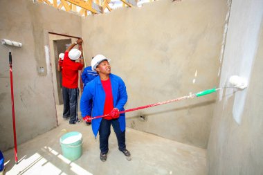 Soweto, Güney Afrika, 10 Eylül 2011, çeşitli topluluk üyeleri Soweto bir takım olarak düşük maliyetli bir ev inşa