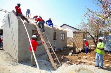 Soweto, Güney Afrika, 10 Eylül 2011, çeşitli topluluk üyeleri Soweto bir takım olarak düşük maliyetli bir ev inşa