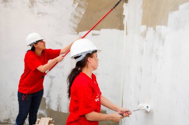 Soweto, Güney Afrika, 10 Eylül 2011, çeşitli topluluk üyeleri Soweto bir takım olarak düşük maliyetli bir ev inşa