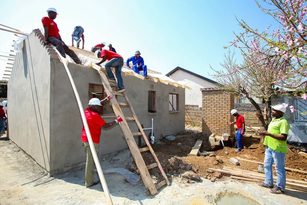 Soweto South Africa September 2011 Diverse Community Members Building Low — Stock Photo, Image