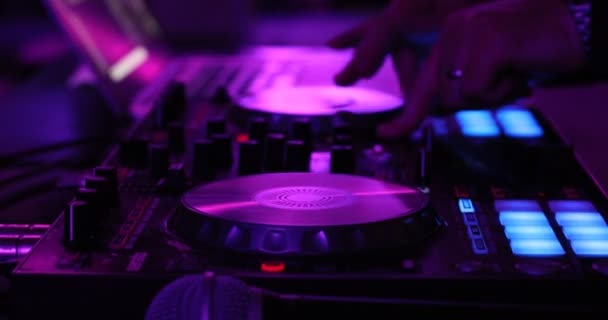 Nahaufnahme Der Hände Eines Djs Der Auf Einem Digitalen Controller — Stockvideo