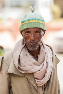 Addis Ababa, Etiyopya, 27 Ocak 2014, eski Afrika doğruca kameraya bakarak adam