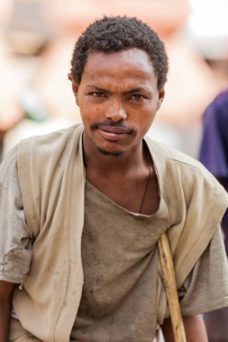 Addis Ababa, Etiyopya, 27 Ocak 2014, sokakta bir fotoğraf için poz dostum