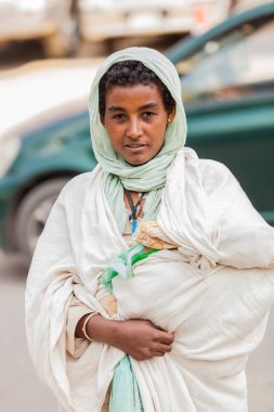 Addis Ababa, Etiyopya, 27 Ocak 2014, Bebek sokakta genç kadınla