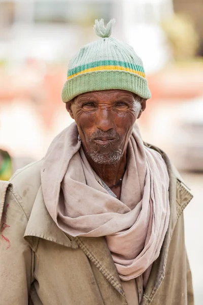 Addis Ababa, Etiyopya, 27 Ocak 2014, eski Afrika doğruca kameraya bakarak adam