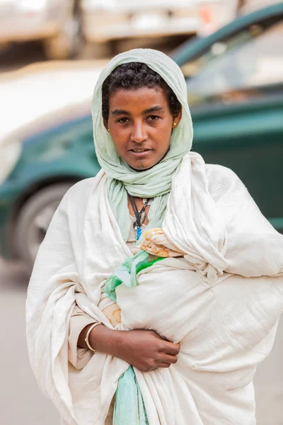 Addis Ababa, Etiyopya, 27 Ocak 2014, Bebek sokakta genç kadınla