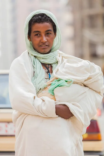 Addis Abeba Etiopie Leden 2014 Mladá Žena Dítětem Ulici — Stock fotografie