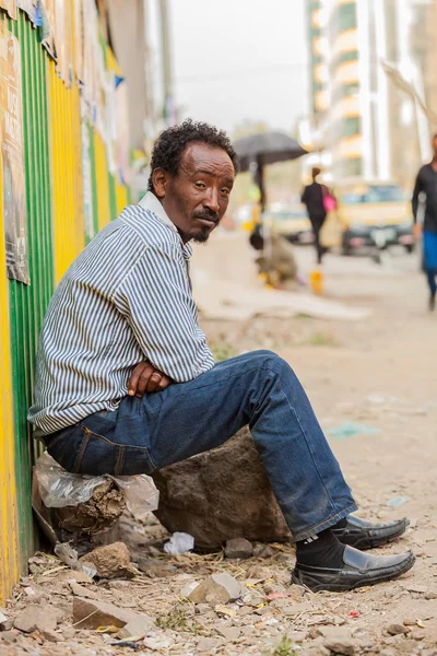 Addis Abeba Etiopie Leden 2014 Africký Muž Sedící Rohu Ulice — Stock fotografie