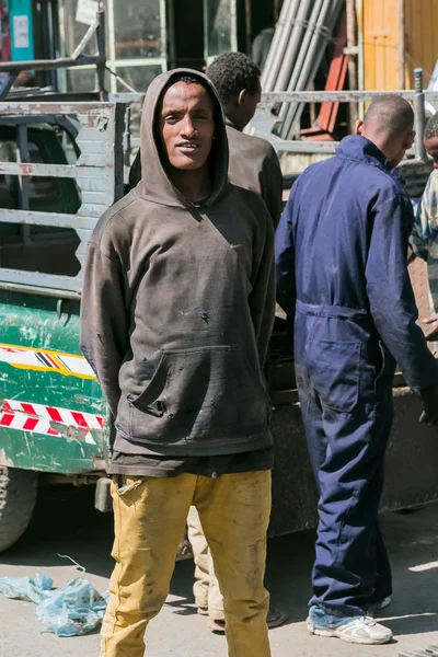 Addis Ababa, Etiyopya, 30 Ocak 2014, Afrika delikanlı bir yapı arz dışında ayakta doğruca kameraya bakarak depolamak