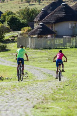 Afrika Güney Afrika'da kırsal bir kasabada bisiklet çocuk