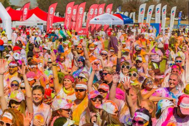 Johanneburg, Güney Afrika, 05/21/2017, 5 km maraton eğleniyor renk Çalıştır gençler, parlak renk boya her yerinde büyük bir kalabalığa