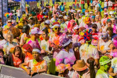 Johanneburg, Güney Afrika, 05/21/2017, 5 km maraton eğleniyor renk Çalıştır gençler, parlak renk boya her yerinde büyük bir kalabalığa