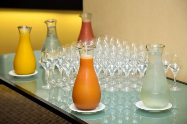 Bir tablo için kurumsal etkinlik kahvaltıda taze meyve suyu testi 