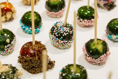 Tepsi küçük toffee elma tatlı aperatifler kurumsal etkinlik gala yemeği şölende olarak