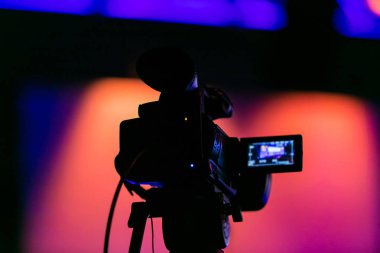 Tv canlı yayın filme kamera silüeti