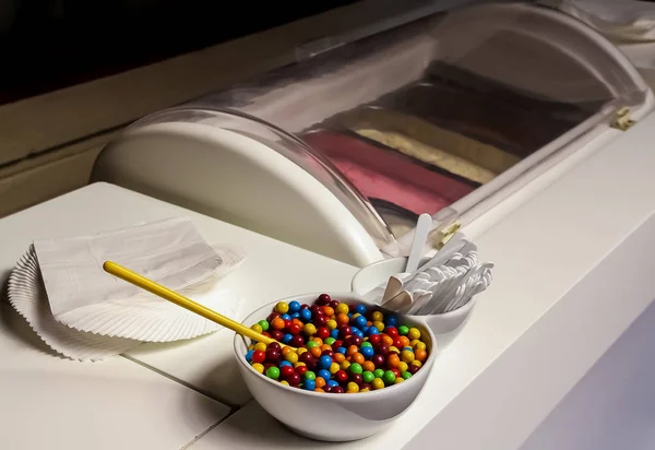 Kleine Zuckerhaltige Bonbons Als Belag Auf Eis Oder Anderem Pudding — Stockfoto