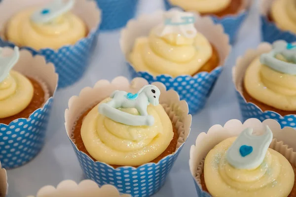 Gala yemeği ziyafet Event'de catering için ekranda küçük peri Cupcakes