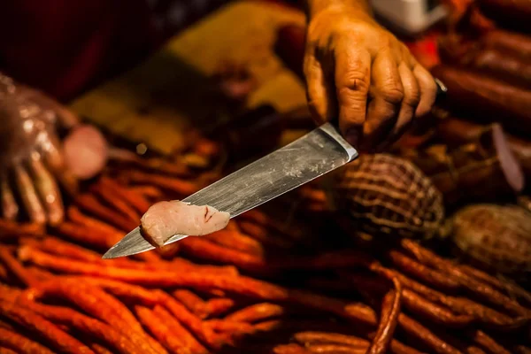 Scheibe Frisch Gepökeltes Süßes Fleisch Auf Einem Scharfen Messer — Stockfoto