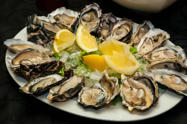 Taze deniz ürünleri istiridye ve limon kurumsal gala yemeği ziyafet Event'de catering için buz