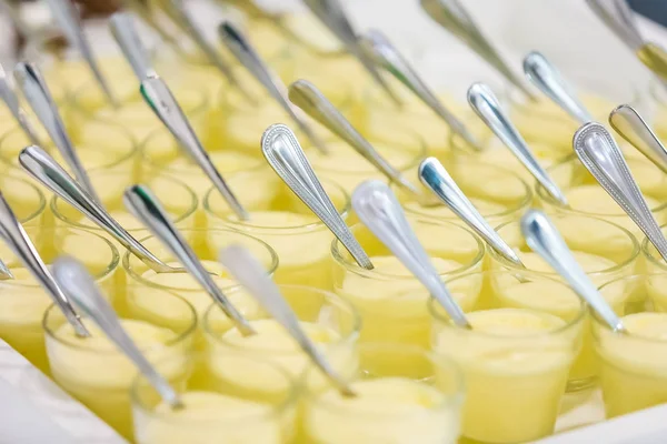 Kleine Glazen Van Custard Pudding Dessert Voor Catering Tijdens Gala — Stockfoto