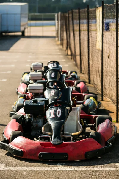 Rangée Petits Carts Pour Les Courses Professionnelles Amateurs Lors Événement — Photo