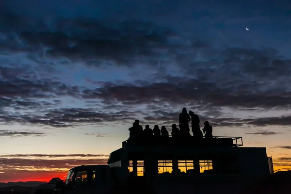 Silhouet Mensen Kijken Naar Een Zonsondergang Vanaf Bovenkant Van Een — Stockfoto