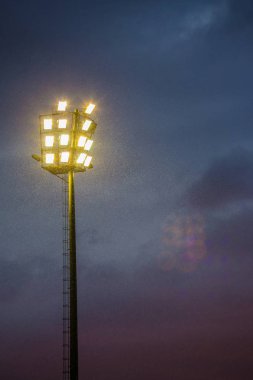 Bulutlu bir akşam parlak spor stadyum ışıkları Johannesburg Güney Afrika
