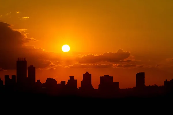 Dramatischer Bewölkter Himmel Bei Sonnenuntergang Stadtgebiet Silhouette Gebäude Und Linse — Stockfoto