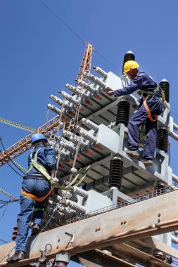 Johannesburg, Güney Afrika, 04/11/2012, elektrik yüksek gerilim elektrik hatları üzerinde çalışıyor. Yüksek vasıflı işçi elektrik gri hizmet