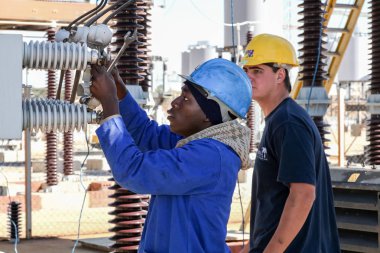 Johannesburg, Güney Afrika, 04/11/2012, elektrik yüksek gerilim elektrik hatları üzerinde çalışıyor. Yüksek vasıflı işçi elektrik gri hizmet