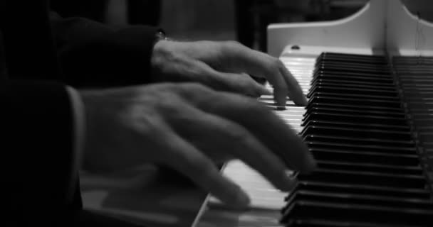 Gros Plan Des Mains Homme Caucasien Jouant Piano Queue Basse — Video