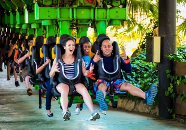 Johannesburg, Güney Afrika, 16 Kasım 2012 genç insanlar bir Tema Park Johannesburg Güney Afrika bir roller coaster binmek 