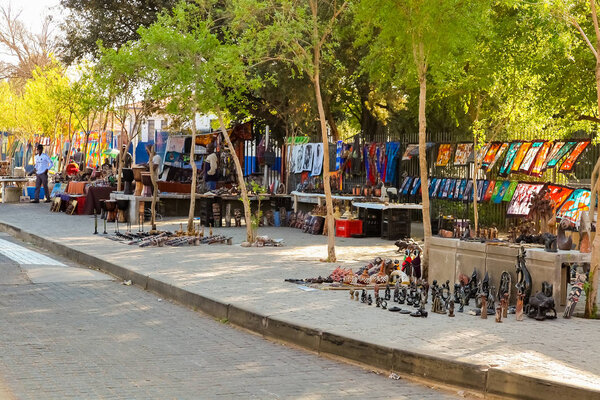 Осака, Южная Африка, 11 сентября 2011 года, African Curios в продаже на улице Тауншип Совето
