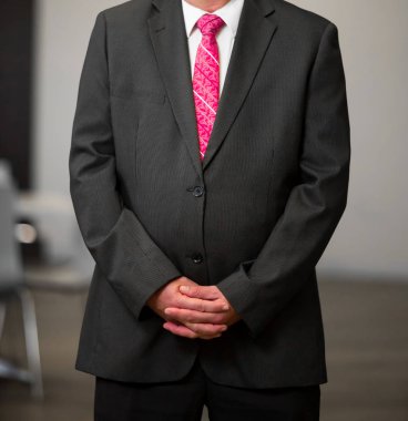 Kırpılan Kafkas ellerini ve kollarını iş akıllı takım elbiseli adamı yukarı kapatın